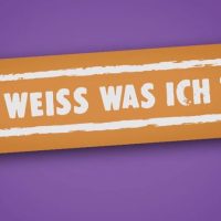 Auf einem gelben Banner vor violettem Hintergrund befindet sich ein weißer Stempel mit der Aufschrift "ICH WEISS WAS ICH TU". Das erste "I" hat eine menschliche Gestalt.