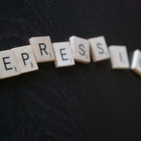 Scrabble Lettern ergeben das Wort "Depression"