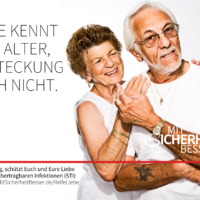 Älteres verliebtes Paar hält Händchen