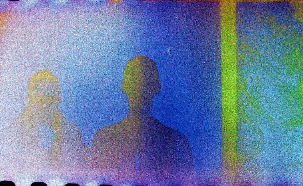 Bunter Filmstreifen mit Silhouetten zweier Menschen