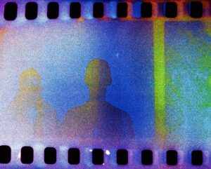 Bunter Filmstreifen mit Silhouetten zweier Menschen