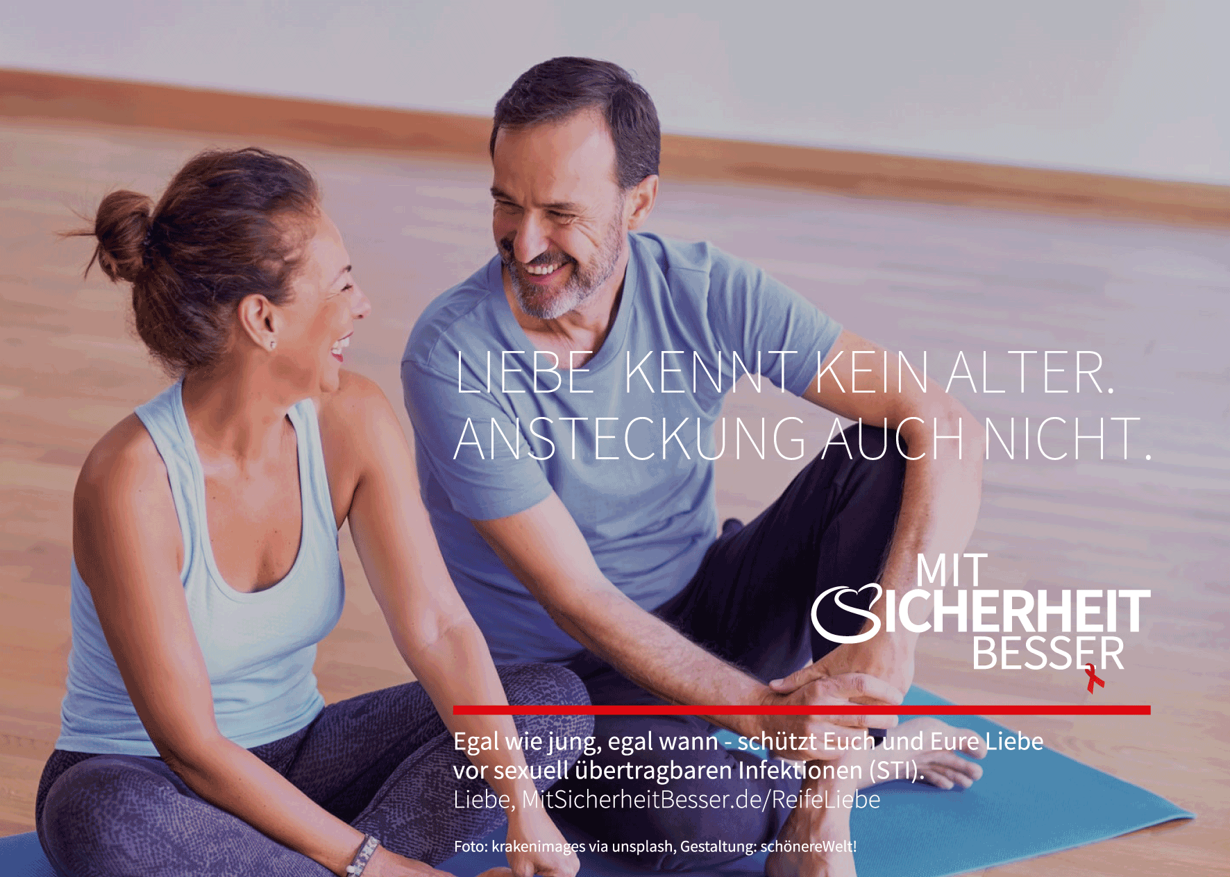 &Auml;lteres P&auml;rchen sitzt lachend auf Yogamatte